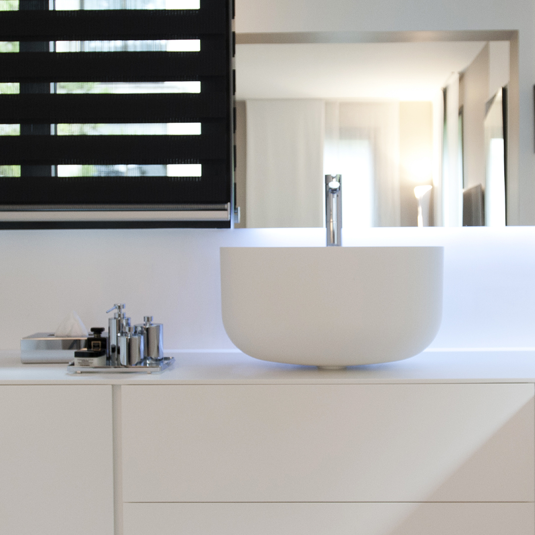 une salle de bain rénovée en noir et blanc